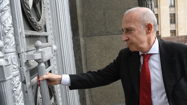 Посол Италии Джорджо Стараче у входа в здание Министерства иностранных дел РФ