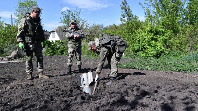 Военнослужащие инженерно-саперного отделения МВД ЛНР извлекают хвостовую часть РСЗО Ураган.