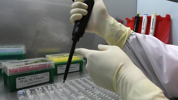 Лаборант проводит исследование ДНК в научно-лабораторном комплексе