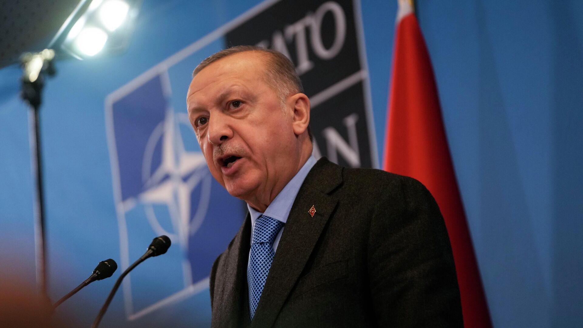 Президент Турции Реджеп Тайип Эрдоган выступает на пресс-конференции после внеочередного саммита НАТО - РИА Новости, 1920, 23.01.2023