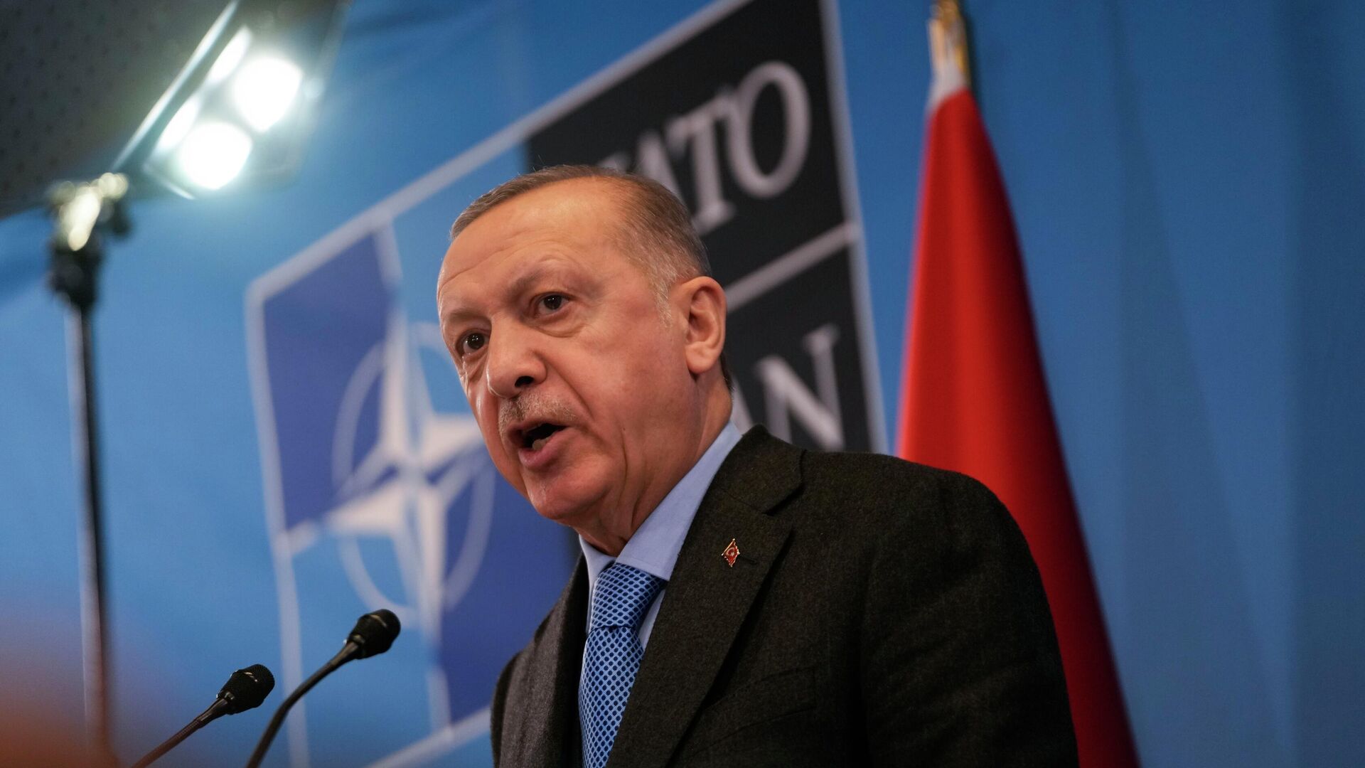 Президент Турции Реджеп Тайип Эрдоган выступает на пресс-конференции после внеочередного саммита НАТО - РИА Новости, 1920, 23.05.2022