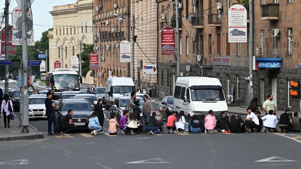 Участники акции протеста оппозиции перекрыли дорожное движение на улице в Ереване. Архивное фото