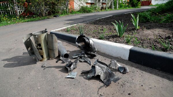 Собранные после обстрела осколки снаряда на улице в селе Солохи в Белгородской области