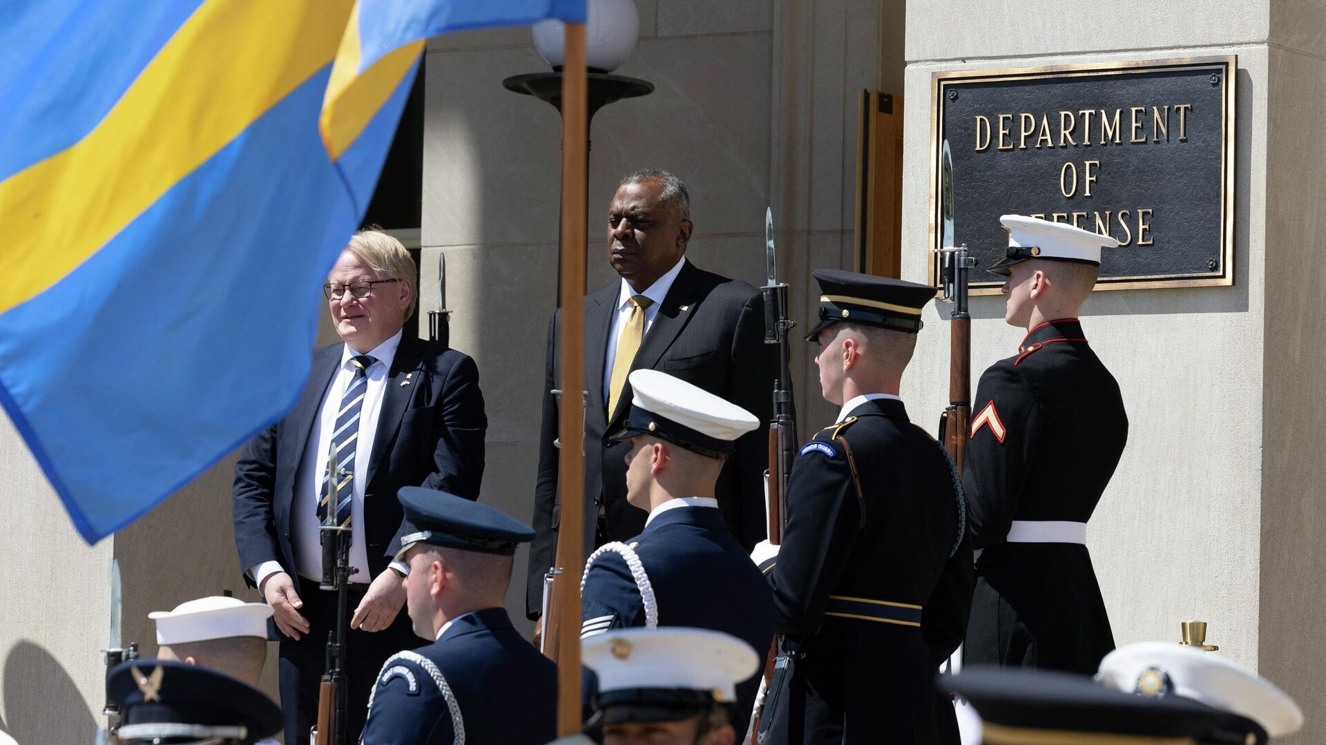 Министр обороны Швеции Питер Хультквист и министр обороны США Ллойд Остин в Пентагоне - РИА Новости, 1920, 19.05.2022