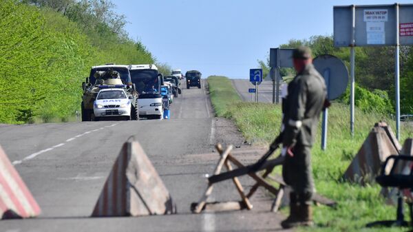 Колонна автобусов со сдавшимися в плен украинскими боевиками  выезжает с территории завода Азовсталь в Мариуполе