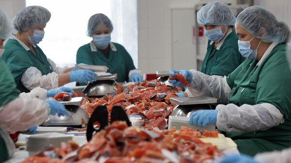 Работницы сортируют продукцию на заводе Русское море