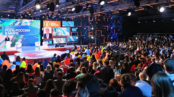 Министр иностранных дел России Сергей Лавров выступает с лекцией на федеральном просветительском марафоне Новые горизонты в Москве
