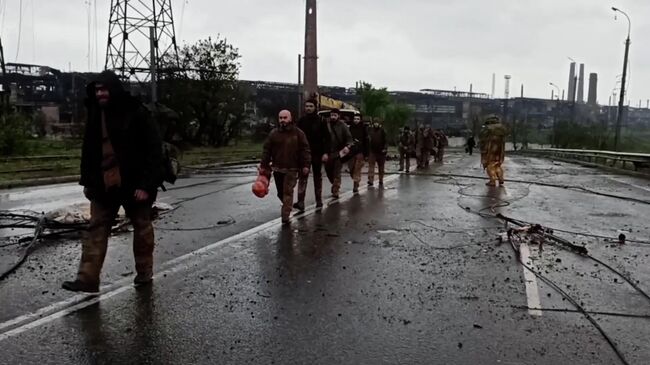 Выход пленных украинских боевиков с Азовстали. Видео МО РФ