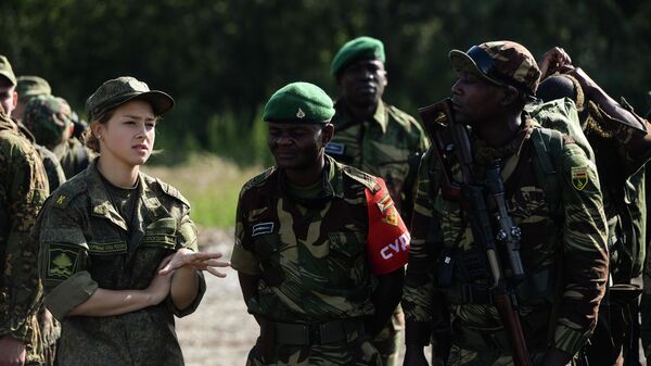 Переводчик и военнослужащие вооруженных сил Зимбабве
