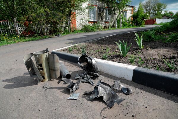 Собранные после обстрела осколки снаряда на улице в селе Солохи в Белгородской области