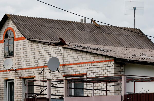 Дом с поврежденной крышей в селе Солохи в Белгородской области