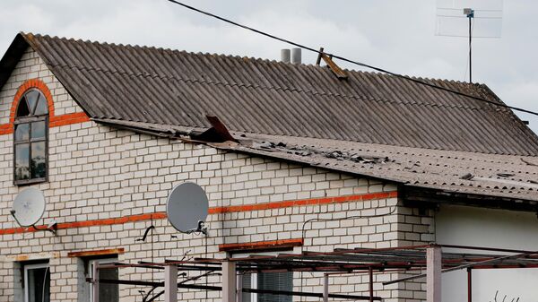 Дом с поврежденной крышей в селе Солохи в Белгородской области