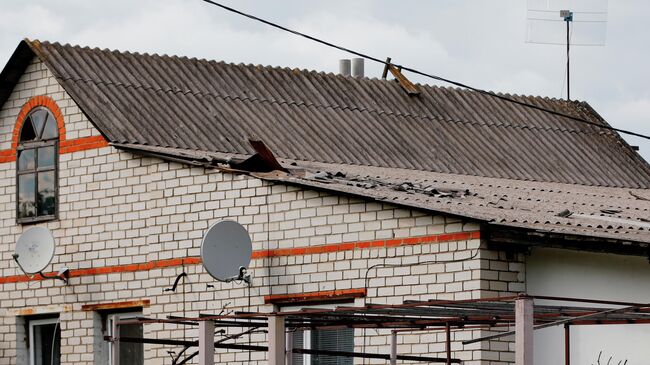 Дом с поврежденной крышей в селе Солохи в Белгородской области