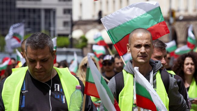 Участники акции протеста против повышения цен на энергоресурсы и топливо на одной из улиц Софии