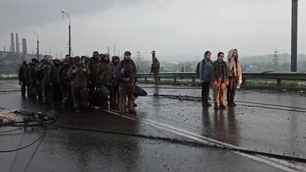 Продолжается выход пленных украинских боевиков с Азовстали