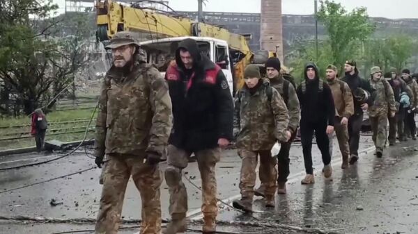 Продолжается выход пленных украинских боевиков с Азовстали