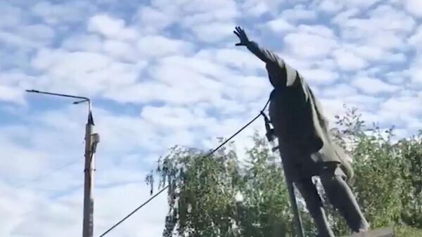 Кадр видео сноса памятника Александру Невскому в Харькове