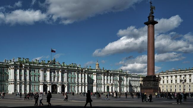 Зимний дворец и Дворцовая площадь в Санкт-Петербурге