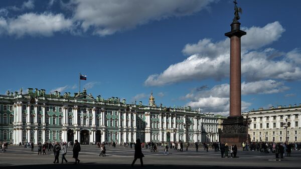 Зимний дворец и Дворцовая площадь в Санкт-Петербурге