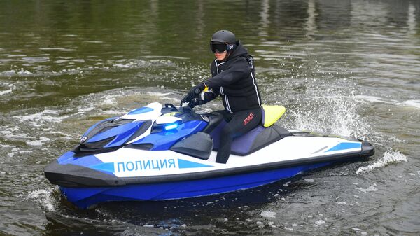 Сотрудник речной полиции на гидроцикле в акватории Москвы-реки
