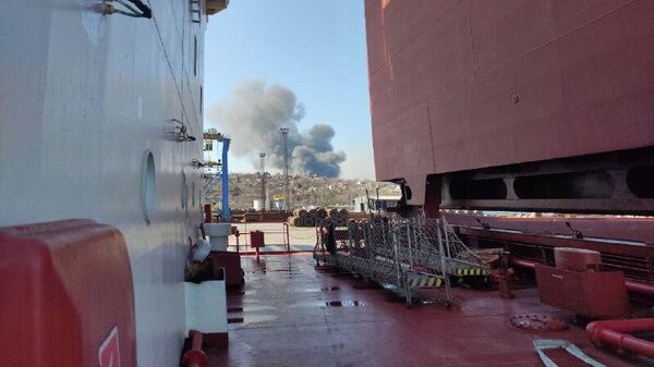 Вид из порта Мариуполя на взрывы в городе