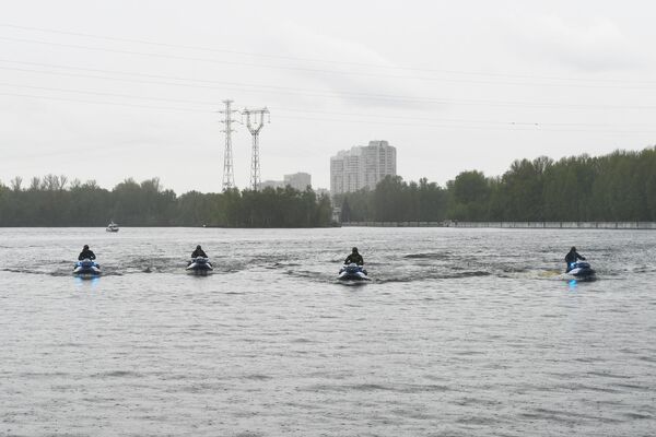 Сотрудники речной полиции на гидроциклах в акватории Москвы реки