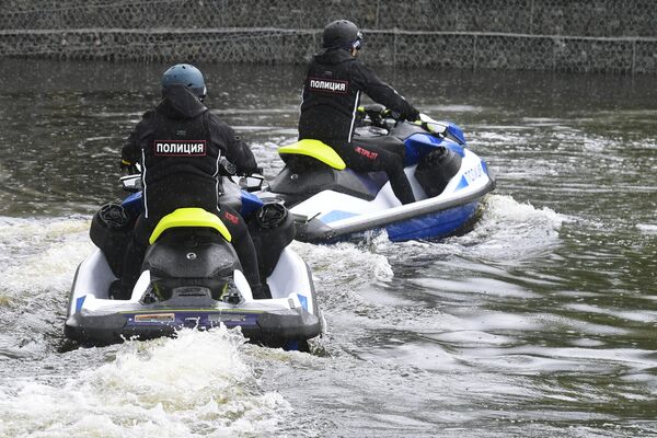 Сотрудники речной полиции на гидроциклах в акватории Москвы-реки