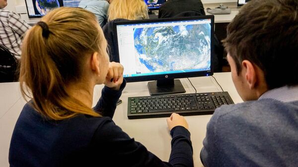 Студенты МИИГАиК работают с геоинформационной системой – результатом сбора и обработки аэрокосмической и геодезической информации