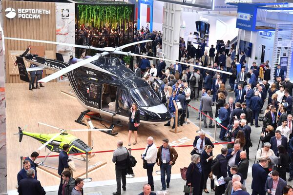 Вертолет Ансат Aurus на стенде компании Вертолеты России на XV Международной выставке вертолетной индустрии HeliRussia 2022 в МВЦ Крокус Экспо в Москве