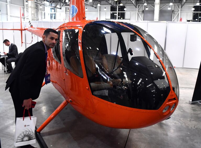 Вертолеты Robinson R44 Raven I на XV Международной выставке вертолетной индустрии HeliRussia 2022 в МВЦ Крокус Экспо в Москве