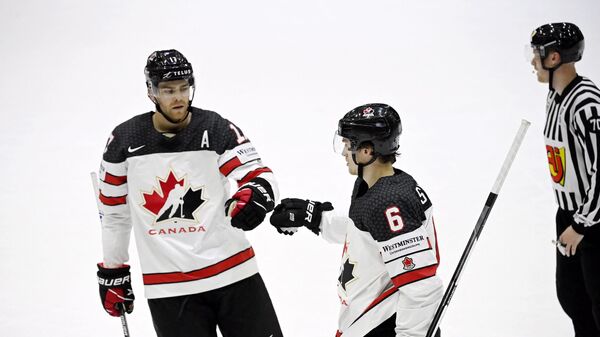 Канадские хоккеисты Трэвис Сэнхайм и Адам Лоури (справа налево)