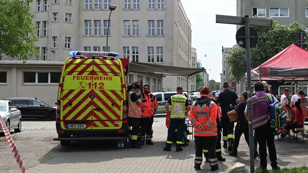Спасательные службы и полиция у здание школы в Бремерхафене, где произошла стрельба. 19 мая 2022