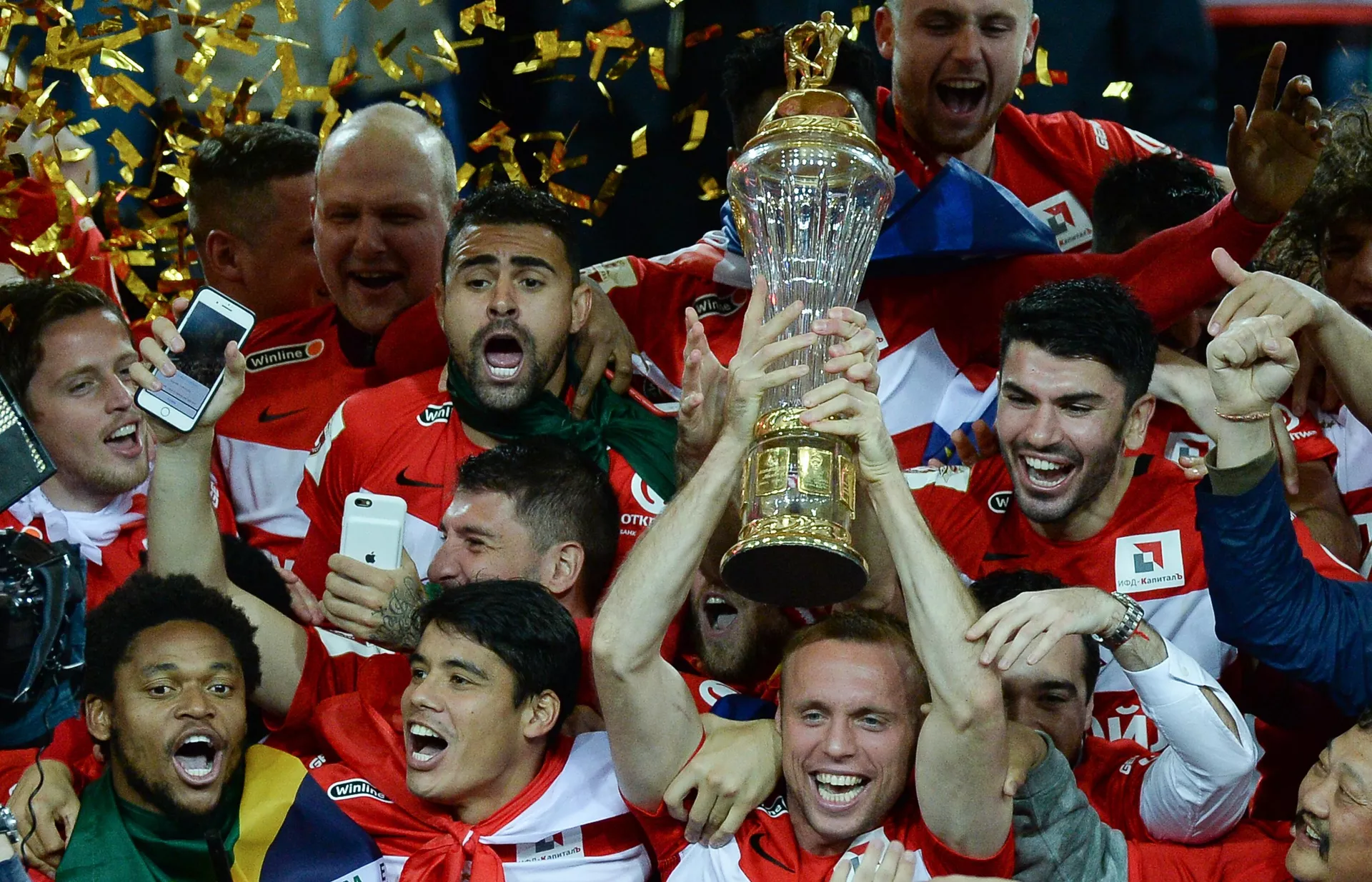 Игроки Спартака на церемонии вручения кубка чемпионов России в 2017 году - РИА Новости, 1920, 19.05.2022