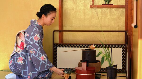 Женщина проводит чайную церемонию в Японии