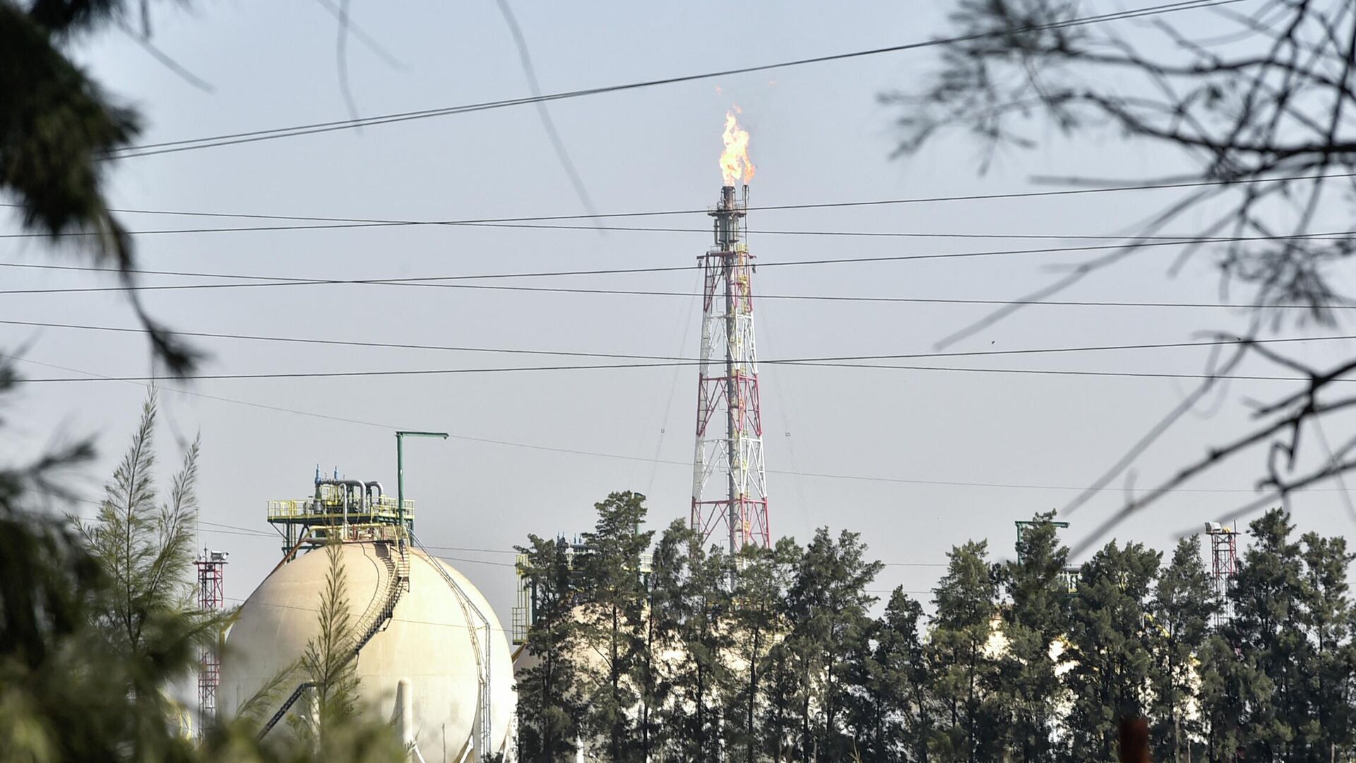 Вид на нефтеперерабатывающий комплекс в столице Алжира городе Бараки - РИА Новости, 1920, 20.05.2022