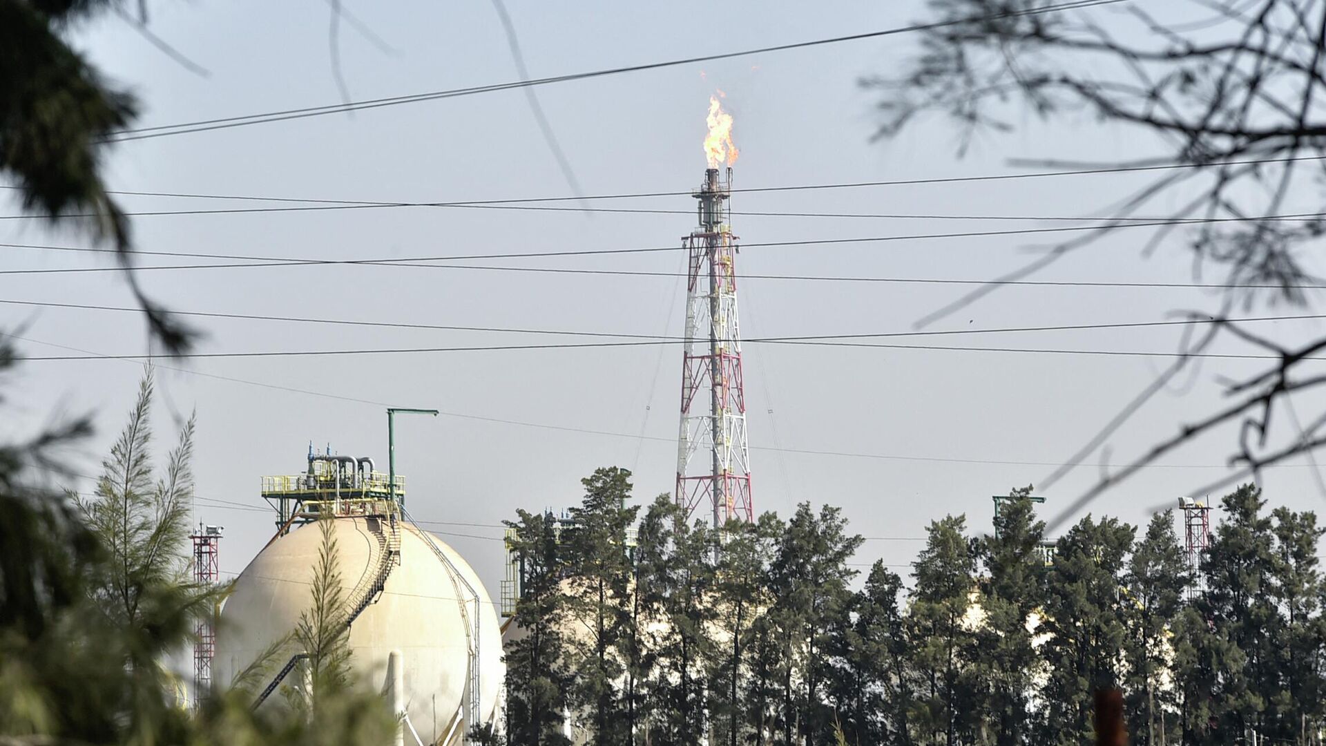 Вид на нефтеперерабатывающий комплекс в столице Алжира городе Бараки - РИА Новости, 1920, 20.05.2022