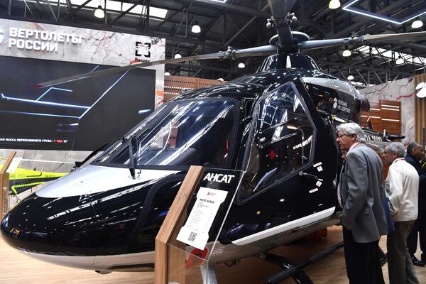 Вертолет Ансат Aurus на стенде компании Вертолеты России на XV Международной выставке вертолетной индустрии HeliRussia 2022 в МВЦ Крокус Экспо в Москве