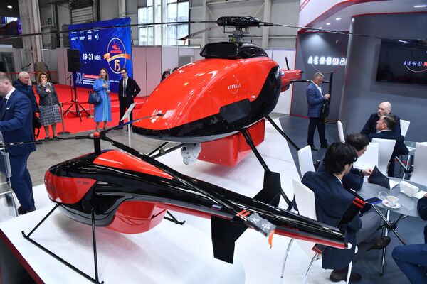 Беспилотные летательные аппараты вертолетного типа на стенде компании Aeromax на XV Международной выставке вертолетной индустрии HeliRussia 2022 в МВЦ Крокус Экспо в Москве