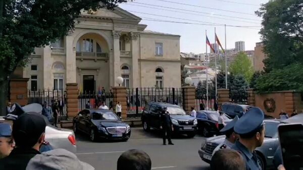 Толпа протестующих у резиденции президента Армении