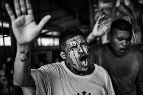 Снимок GANGBORDER фотографа из Испании Javier Arcenillas , получивший награду Merit Award на конкурсе All About Photo Awards 2022