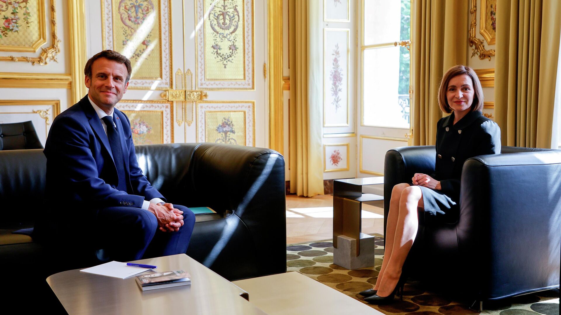 Президент Франции Эммануэль Макрон и президент Молдавии Майя Санду во время встречи в Елисейском дворце. 19 мая 2022 - РИА Новости, 1920, 19.05.2022