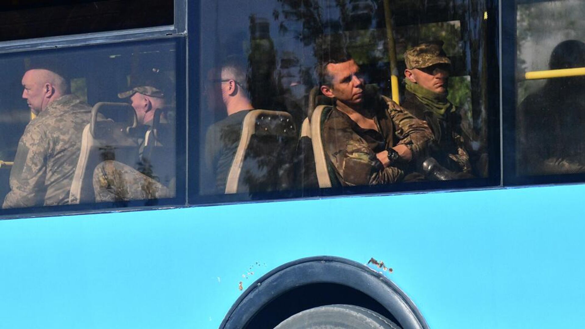 Автобус со сдавшимися в плен украинскими военнослужащими и боевиками националистического батальона Азов выезжает с территории завода Азовсталь в Мариуполе - РИА Новости, 1920, 23.05.2022