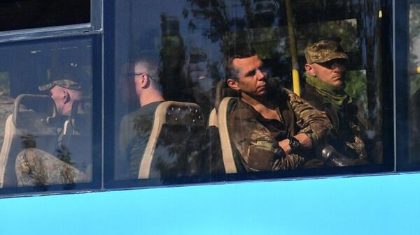 Автобус со сдавшимися в плен украинскими военнослужащими и боевиками националистического батальона Азов выезжает с территории завода Азовсталь в Мариуполе