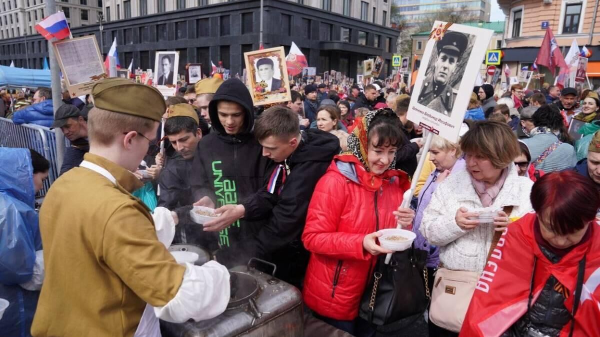 Более 300 тысяч москвичей угостили солдатской кашей в день Победы - РИА Новости, 1920, 09.05.2022