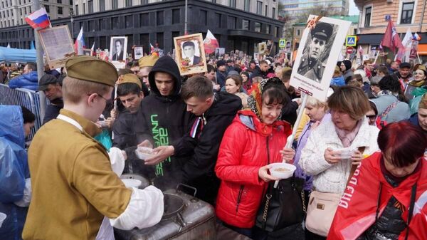 Более 300 тысяч москвичей угостили солдатской кашей в день Победы
