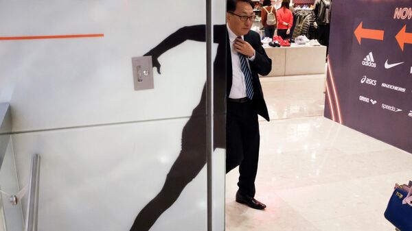 Снимок Man In A Hurry из серии Hong Kong Street Photography фотографа из Гонконга Kin Wing Edas Wong, получивший награду Merit Award на конкурсе All About Photo Awards 2022 Снимок Man In A Hurry из серии Hong Kong Street Photography фотографа из Гонконга Kin Wing Edas Wong, получивший награду Merit Award на конкурсе All About Photo Awards 2022