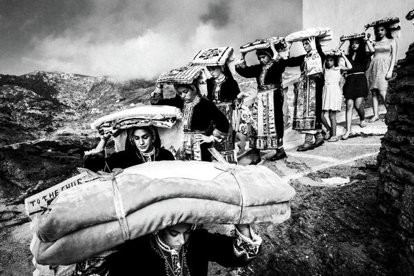 Снимок Dowry transportation из серии Caryatis фотографа из Греции George Tatakis , получивший награду Merit Award на конкурсе All About Photo Awards 2022