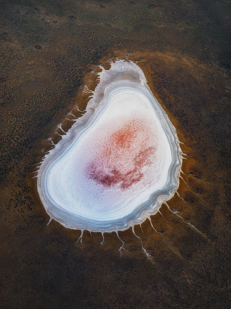 Снимок Songline No. 1 фотографа из Лихтенштейна Roland Blum, получивший награду Merit Award на конкурсе All About Photo Awards 2022