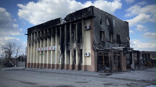 Пострадавшее здание в центре города