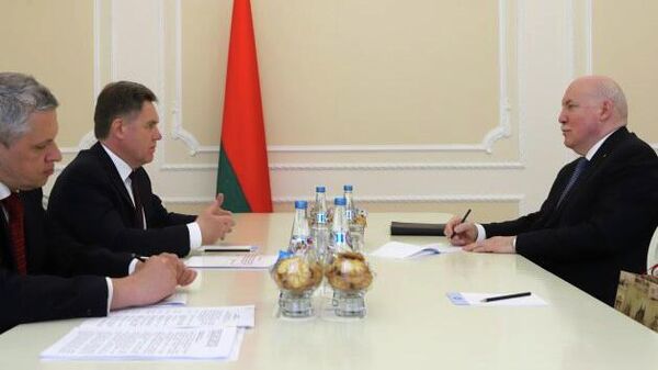 Игорь Петришенко и Дмитрий Мезенцев во время встречи в Минске